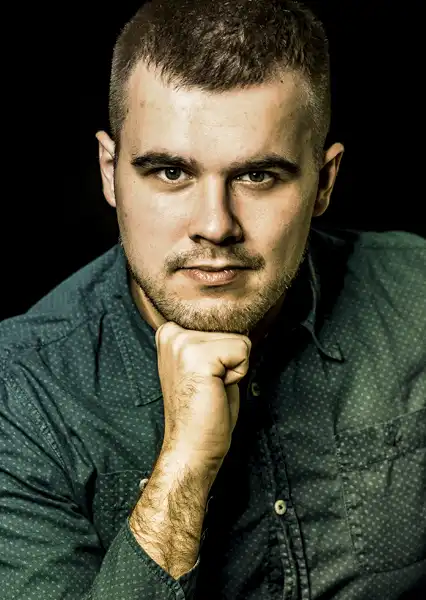 Confident man looking at viewer.
